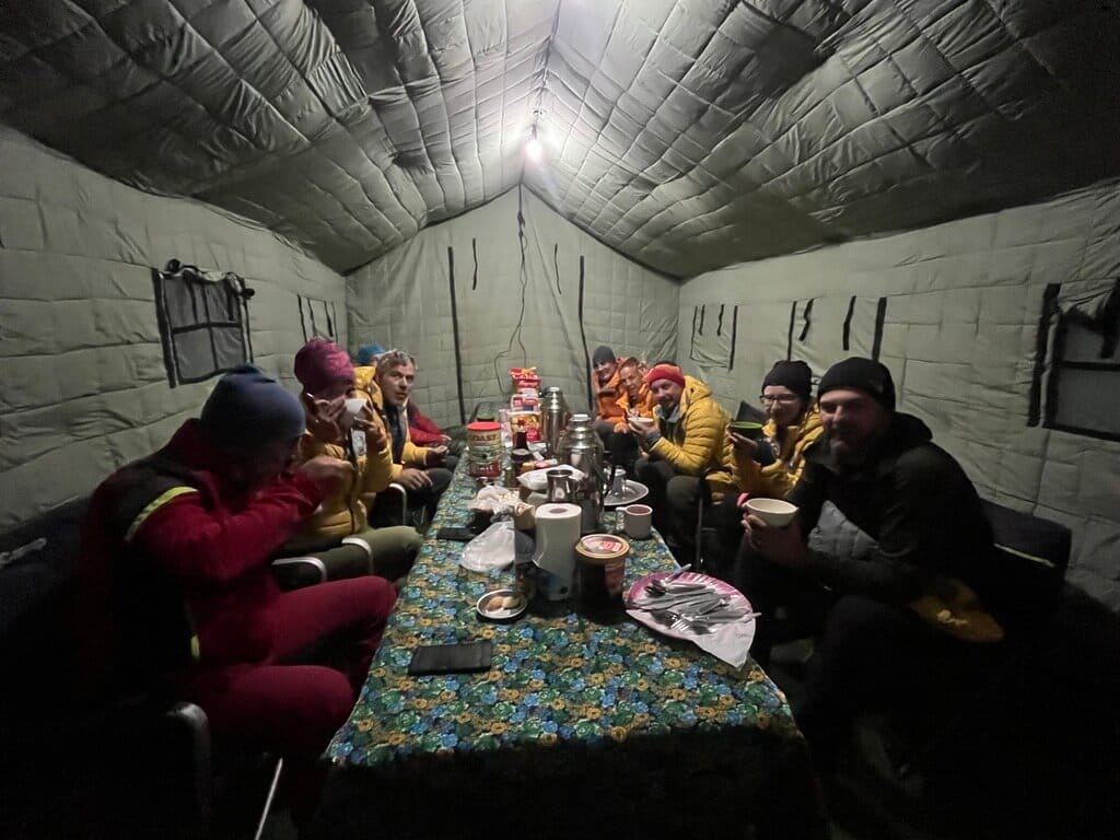 Cortul de masa de la tabara de baza